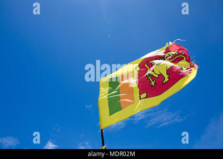 Flagge von Sri Lanka gegen den Himmel. Stockfoto