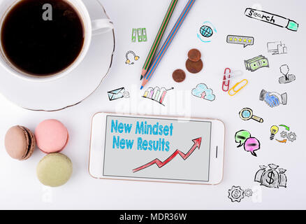 Neue denkrichtung neue Ergebnisse Konzept. Handy und Kaffee Tasse auf einem weißen Büro Schreibtisch Stockfoto