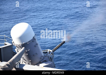 180418-N-EA 818-042 ATLANTIK (Apr. 18, 2018) USS Harry S. Truman (CVN 75) führt einen Live-fire Übung des Schiffes schließen - in Waffen System (CWI). Truman ist derzeit als Teil eines fortlaufenden Drehung der US-Streitkräfte unterstützen Maritime Security Operations in internationalen Gewässern rund um den Globus eingesetzt. (U.S. Marine Foto von Mass Communication Specialist 2. Klasse Tommy Gooley/Freigegeben) Stockfoto