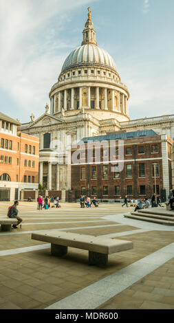 Die St Paul's Kathedrale, gesehen von Paternoster Square, London England Stockfoto