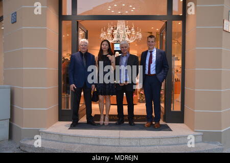 Winfried Stoecker und seine Frau Lei Zhu Modehaus bin postlatz Goerlitz Stockfoto