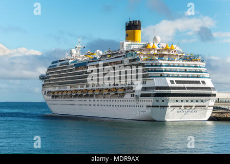 Funchal, Portugal - Dezember 10, 2016: Große luxuriöse weiße Kreuzfahrtschiff Costa Favolosa am Hafen von Funchal, Madeira, Portugal. Stockfoto