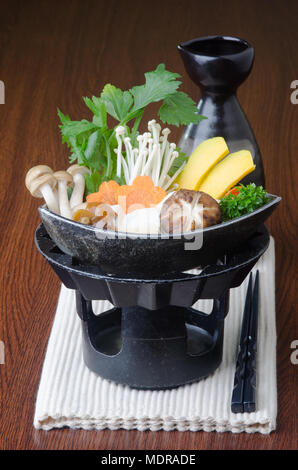 Japanische Küche. Hot Pot auf Hintergrund Stockfoto