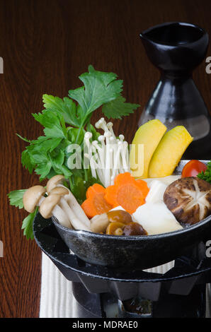 Japanische Küche. Hot Pot auf Hintergrund Stockfoto