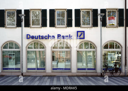 Rüsselsheim, Deutschland - 11. April 2018: Die äußere Fassade eines Deutsche Bank Filiale auf dem Marktplatz am 11. April 2018 in Ruesselsheim. Stockfoto