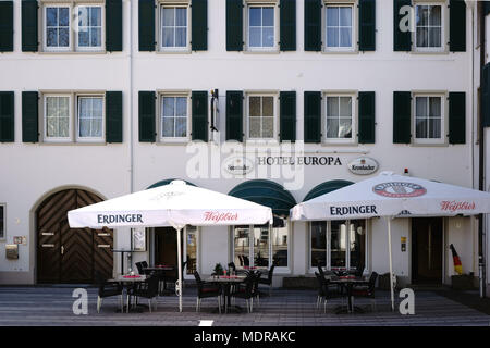 Rüsselsheim, Deutschland - 11. April 2018: Das Hotel Europa mit einem Café im Freien auf dem Marktplatz am 11. April 2018 in Ruesselsheim. Stockfoto