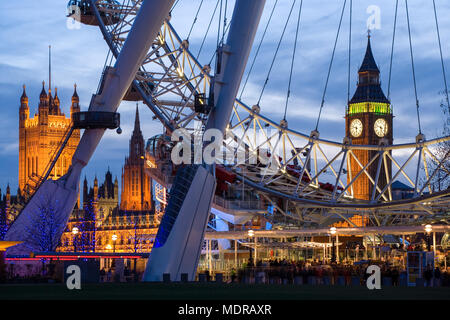 London, Großbritannien; Häuser des Parlaments bei Dämmerung mit London Eye im Vordergrund Stockfoto