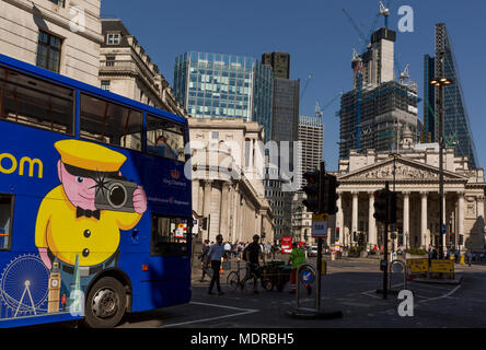 Bei der Bank von England auf der linken und der neo-klassischen Säulen der Cornhill Exchange unter neue Wolkenkratzer über die Stadt London steigt - der Capital District (aka der Square Mile), einem in London Sightseeing Bus durch die Bank Dreieck mit am 19. April 2018 leitet, in London, England. Stockfoto