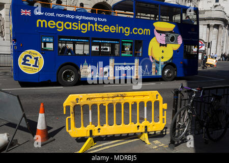 Ein London Sightseeing Bus durch Bank Dreieck in der Londoner City - das Finanzviertel der Hauptstadt (aka der Square Mile), 19. April 2018 in London, England. Stockfoto