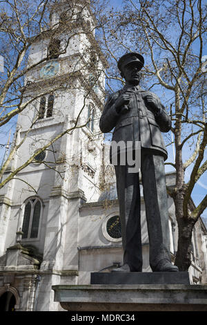 Die Statue der Royal Air Force Air Chief Marshal Lord Dowding, außerhalb St Clement Danes (RAF) Kirche, die am 17. April 2018 in London, England. Caswall Tremenheere Hugh Dowding, 1. Baron Dowding, GCB, GCVO, CMG (24. April 1882 bis 15. Februar 1970) war ein Offizier der Royal Air Force. Er diente als Jagdflieger und dann als Kommandierender Offizier der Nr. 16 Squadron während des Ersten Weltkrieges. Während der Zwischenkriegszeit wurde er Kommandierender Offizier, Kampf, Verteidigung von Großbritannien und dann die Luft als Luft Mitglied des Rates für Versorgung und Forschung. Er war der kommandierende Offizier RAF Stockfoto