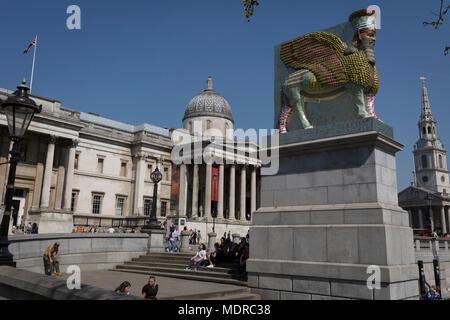 Der 12 Fourth Plinth Kommission durch den Bürgermeister von London Kunstwerk mit dem Titel "der unsichtbare Feind sollte nicht vorhanden" des Künstlers Michael Rakowitz, Trafalgar Square, am 19. April 2018 in London, England. Im Jahr 2006 begann, die Skulptur stellt über 7.000 archäologische Artefakte aus dem Irak Museum während des Krieges geplündert oder zerstört. Aktionspakete diese war Lamassu, eine geflügelte Gottheit, die nergal Tor am Eingang zur antiken Stadt assyrischen Stadt Ninive (moderne Mossul, Irak), die von ISIS im Jahr 2015 zerstört wurde, bewacht. Die lamassu, die die gleichen Abmessungen wie die fourt Stockfoto