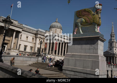 Der 12 Fourth Plinth Kommission durch den Bürgermeister von London Kunstwerk mit dem Titel "der unsichtbare Feind sollte nicht vorhanden" des Künstlers Michael Rakowitz, Trafalgar Square, am 19. April 2018 in London, England. Im Jahr 2006 begann, die Skulptur stellt über 7.000 archäologische Artefakte aus dem Irak Museum während des Krieges geplündert oder zerstört. Aktionspakete diese war Lamassu, eine geflügelte Gottheit, die nergal Tor am Eingang zur antiken Stadt assyrischen Stadt Ninive (moderne Mossul, Irak), die von ISIS im Jahr 2015 zerstört wurde, bewacht. Die lamassu, die die gleichen Abmessungen wie die fourt Stockfoto