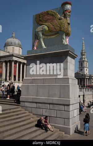 Der 12 Fourth Plinth Kommission durch den Bürgermeister von London Kunstwerk mit dem Titel "der unsichtbare Feind sollte nicht vorhanden" des Künstlers Michael Rakowitz, Trafalgar Square, am 19. April 2018 in London, England. Im Jahr 2006 begann, die Skulptur stellt über 7.000 archäologische Artefakte aus dem Irak Museum während des Krieges geplündert oder zerstört. Aktionspakete diese war Lamassu, eine geflügelte Gottheit, die nergal Tor am Eingang zur antiken Stadt assyrischen Stadt Ninive (moderne Mossul, Irak), die von ISIS im Jahr 2015 zerstört wurde, bewacht. Die lamassu, die die gleichen Abmessungen wie die fourt Stockfoto