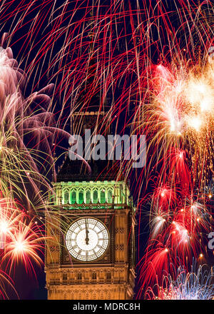 London, Großbritannien; Feuerwerk über Big Ben um Mitternacht (Digital geändert) Stockfoto