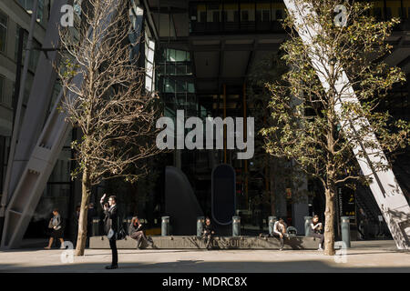 Londoners außerhalb des Äußeren des Leadenhall Building in London City - der Capital District (aka der Square Mile), 19. April 2018 in London, England. Stockfoto