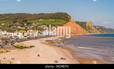 Honiton, Devon, England, Großbritannien - 19 April, 2017: Menschen zu Fuß über die Promenade und am Strand, von Peak Hill gesehen Stockfoto