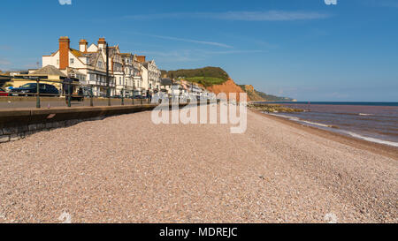 Honiton, Devon, England, Großbritannien - 19 April, 2017: Die Esplanade und dem Kiesstrand, mit Menschen zu Fuß Stockfoto