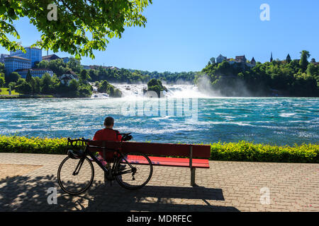 Blick auf den Rheinfall (Rheinfall), der größten Ebene Wasserfall Europas. Es befindet sich im Norden der Schweiz. Stockfoto