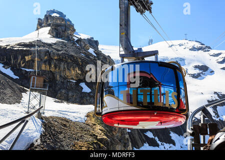 Mt. Titlis, Schweiz - 28. Mai 2017: Eine Gondel der Rotair Luftseilbahn, Blick von der Station auf dem Gipfel des Berges. Rotair Gondeln machen ein 36 Stockfoto