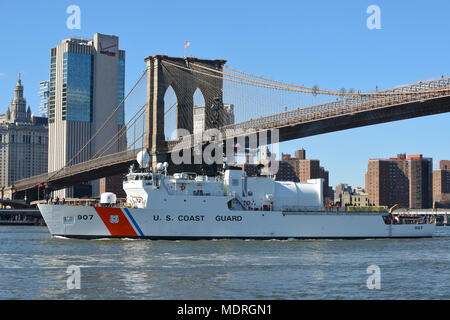 Coast Guard Cutter Escanaba, eine 270-Fuß-Medium Endurance Cutter in Boston, Mass., Transite southbound auf dem East River unter der Brooklyn Bridge am 24. März 2018. Der Cutter hat die Fähigkeit zu Landen, Starten und die H-65 Dolphin Hubschrauber Service. (U.S. Coast Guard Foto von Petty Officer 3rd Class Steve Strohmaier) Stockfoto