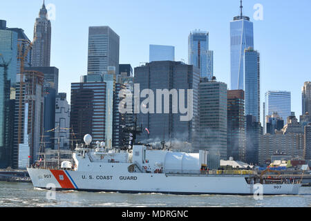 Coast Guard Cutter Escanaba, eine 270-Fuß-Medium Endurance Cutter in Boston, Mass. homeported, Transite southbound auf dem East River in der Nähe von Lower Manhattan in New York City, 24. März 2018. Die Escanaba hatte gerade einen mehrere Monate Trockendock an der Brooklyn Naval Yard abgeschlossen. (U.S. Coast Guard Foto von Petty Officer 3rd Class Steve Strohmaier) Stockfoto