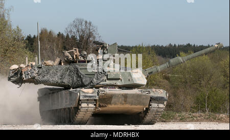 Soldaten auf das erste Bataillon zugeordnet, 63. Armor Regiment, 2. gepanzerte Brigade Combat Team, 1.Infanterie Division in Fort Riley, Kansas, rollen durch die Straßen von grafenwöhr Training Area in a M1 Abrams Tank während einer kombinierten Lösung X live-fire Übung am 19. April 2018 in Grafenwöhr, Deutschland. Übung kombinierte Lösung X ist ein US-Armee Europa Serie zweimal im Jahr im südöstlichen Deutschland statt. Das Ziel des Kombinierten lösen, indem sie Kräfte in Europa vorbereiten, zusammen zu arbeiten, der Stabilität und der Sicherheit in der Region zu fördern. (U.S. Armee Foto von SPC. Dustin D. Biven/22 Mobile öffentliche Af Stockfoto