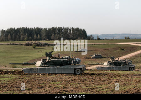 M1 Abrams Panzer auf das erste Bataillon zugeordnet, 63. Armor Regiment, 2. gepanzerte Brigade Combat Team, 1.Infanterie Division in Fort Riley, Kansas, warten Sie simulierte Ziele während einer kombinierten Lösung X live-fire Übung in Grafenwöhr, Deutschland am 19. April 2018 zu engagieren. Übung kombinierte Lösung X ist ein US-Armee Europa Serie zweimal im Jahr im südöstlichen Deutschland statt. Das Ziel des Kombinierten lösen, indem sie Kräfte in Europa vorbereiten, zusammen zu arbeiten, der Stabilität und der Sicherheit in der Region zu fördern. (U.S. Armee Foto von SPC. Dustin D. Biven/22 Mobile Public Affairs Abteilung) Stockfoto