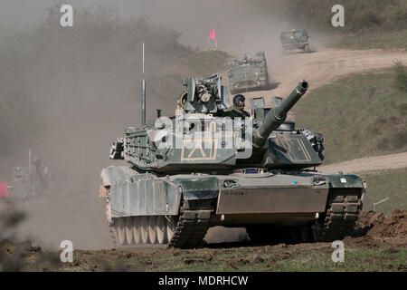 Soldaten auf das erste Bataillon zugeordnet, 63. Armor Regiment, 2. gepanzerte Brigade Combat Team, 1.Infanterie Division in Fort Riley, Kansas, an einer live - Brandschutzübung während der kombinierten Lösung X in Grafenwöhr, Deutschland am 19. April 2018. Übung kombinierte Lösung X ist ein US-Armee Europa Serie zweimal im Jahr im südöstlichen Deutschland statt. Das Ziel des Kombinierten lösen, indem sie Kräfte in Europa vorbereiten, zusammen zu arbeiten, der Stabilität und der Sicherheit in der Region zu fördern. (U.S. Armee Foto von SPC. Dustin D. Biven/22 Mobile Public Affairs Abteilung) Stockfoto