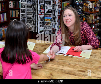 Chelsea Clinton zeichen Kopien ihres neuen Buches ist er rund um die Welt Bestand: 13 Frauen, die geändert Geschichte' auf Bücher und Bücher mit: Chelsea Clinton Wo: Coral Gables, Florida, United States Wenn: 19 Mar 2018 Credit: JLN Fotografie/WENN.com Stockfoto