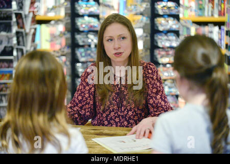 Chelsea Clinton zeichen Kopien ihres neuen Buches ist er rund um die Welt Bestand: 13 Frauen, die geändert Geschichte' auf Bücher und Bücher mit: Chelsea Clinton Wo: Coral Gables, Florida, United States Wenn: 19 Mar 2018 Credit: JLN Fotografie/WENN.com Stockfoto