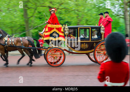 LONDON - 18. MAI 2016: Ein Pferd - Royal Carriage verläuft vor eine Wache aus dem Haushalt Kalvarienberg auf der Mall. Stockfoto