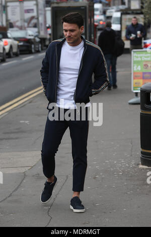 TOWIE Darsteller film Im Standard Pub in Loughton, Essex bietet: Myles Barnett Wo: Loughton, Großbritannien Wann: 20 Mar 2018 Credit: WENN.com Stockfoto