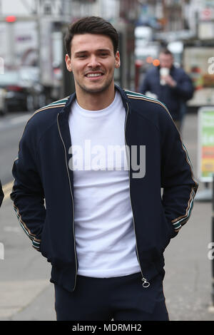 TOWIE Darsteller film Im Standard Pub in Loughton, Essex bietet: Myles Barnett Wo: Loughton, Großbritannien Wann: 20 Mar 2018 Credit: WENN.com Stockfoto