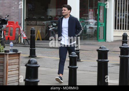 TOWIE Darsteller film Im Standard Pub in Loughton, Essex bietet: Myles Barnett Wo: Loughton, Großbritannien Wann: 20 Mar 2018 Credit: WENN.com Stockfoto