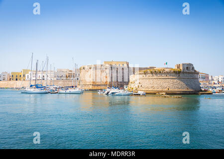 Der Hafen und die alten Mauern von Gallipoli, Apulien - Italien Stockfoto