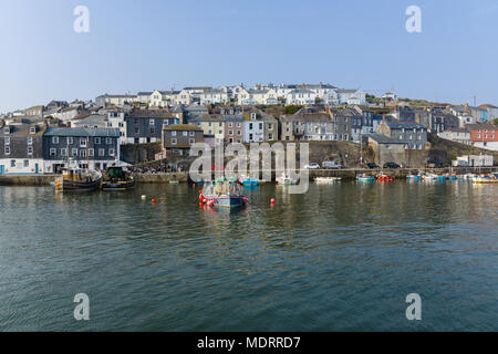 Hafen von Mevagissey Cornwall mit Boote vor Anker das Dorf ist ein beliebtes Ziel für Touristen Stockfoto