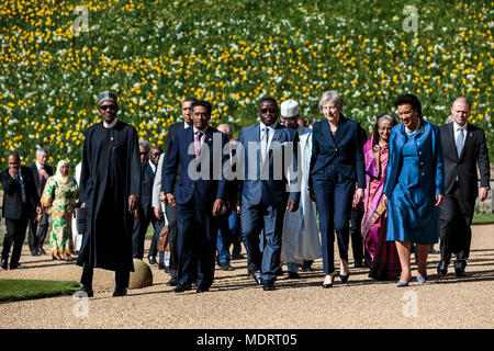 Premierminister Theresa May (4. rechts) geht mit Commonwealth Regierungschefs auf Windsor Castle während der Tagung der Regierungschefs des Commonwealth. Stockfoto