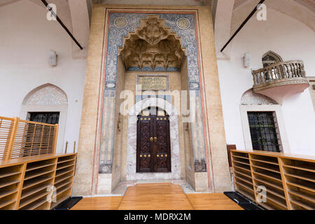 Sarajevo, Bosnien-Herzegowina, 16. Juli 2017: Architektonische aus der Nähe des Einganges der Gazi-husrev-Moschee in Sarajewo beg Stockfoto