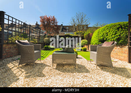 Blick auf den Garten auf der Rückseite des Bristol Mitte Reihenhaus. Stockfoto