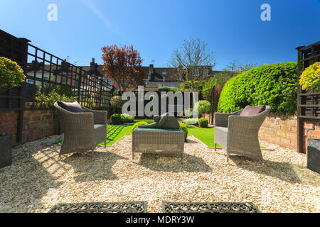 Blick auf den Garten auf der Rückseite des Bristol Mitte Reihenhaus. Stockfoto