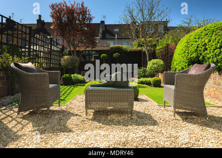 Blick auf den Garten auf der Rückseite des Bristol Mitte Reihenhaus. Stockfoto