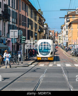 Mailand, Italien - 18 April 2018: Gelb Milanese elektrische Straßenbahn an belebten Straße im Stadtteil Navigli Stockfoto