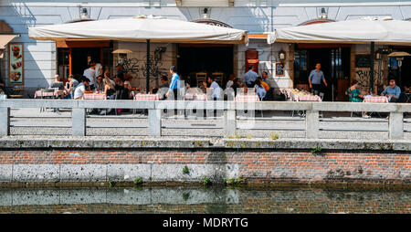 Mailand, Italien - 18. April 2018: Die Menschen in einem Restaurant Terrasse im beliebten Stadtteil Navigli Mailand entspannen Stockfoto