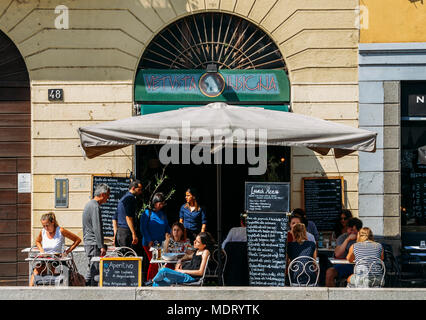 Mailand, Italien - 18. April 2018: Die Menschen in einem Restaurant Terrasse im beliebten Stadtteil Navigli Mailand entspannen Stockfoto