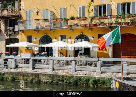 Mailand, Italien - 18. April 2018: Die Menschen in einem Restaurant Terrasse im beliebten Stadtteil Navigli Mailand entspannen Stockfoto