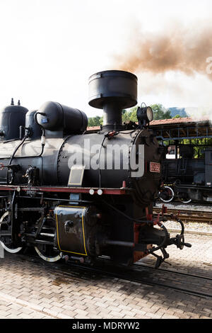 Sargan-tests zur Vitasi, Serbien, 17. Juli 2017: Detailansicht einer rauchenden Dampflokomotive mit Rädern, Wasserkocher und Kamin Stockfoto