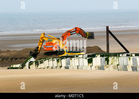 Installation von Supersize outfall Rohr, die endgültige Installation von Wasser Unternehmen United Utilities, die Yards vom Strand und nur über die Straße von der Firma Projekt bei Anchorsholme Park Stockfoto