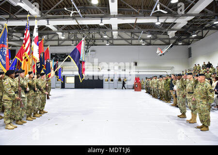 Die 2nd Infantry Division ist eine US Army Division, die der Republik Korea unter der Struktur der ROK-US Combined Division zugeordnet ist. Am 1. Dezember 2017 führte die Division eine Zeremonie zur Änderung der Verantwortung in Camp Casey, Republik Korea, durch, die den Übergang zwischen hochrangigen Führern markierte. Das Archivbild dokumentiert das offizielle Verfahren. Stockfoto