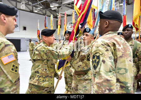 Die 2nd Infantry Division/ROK-US Combined Division ist eine Einheit der US-Armee, die dem Camp Casey in der Republik Korea zugeordnet ist. Während einer Zeremonie zum Wechsel der Verantwortung am 1. Dezember wurden die Divisionsfarben zwischen leitenden Unteroffizieren weitergegeben, um die Übertragung der Autorität zu symbolisieren. Das Archivbild zeichnet den Austausch der Farben der Einheit während des formalen Ereignisses auf. Stockfoto