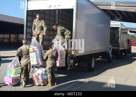 Operation Toy Drop ist eine von der US-Armee geführte Flugtrainingsveranstaltung, bei der humanitäre Spielzeugspenden an regionale Gemeinden verteilt werden. Das Archivbild dokumentiert logistische Ladevorgänge, die am 1. Dezember 2017 in Fort Bragg zur Unterstützung der Veranstaltung durchgeführt wurden. Stockfoto